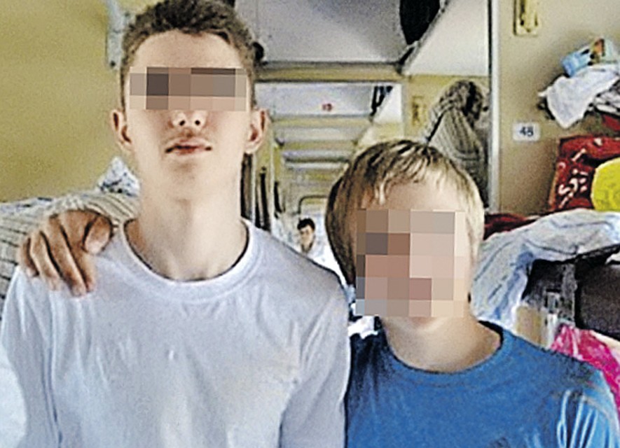 Сергей Гордеев (на фото слева) прошлым летом с ребятами из секции боевого самбо ездил в лагерь в Крым. Но особых успехов в спорте он так и не добился.