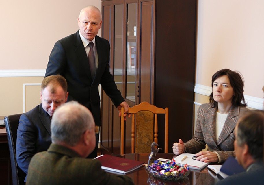 Бургомистр Пененжно Казимеж Кейдо (стоит) объявил генералу Черняховскому идеологическую войну. Фото: Виктор ГУСЕЙНОВ