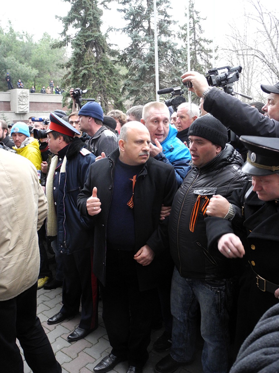 С местными бандеровцами народ готов справиться сам, без армии.