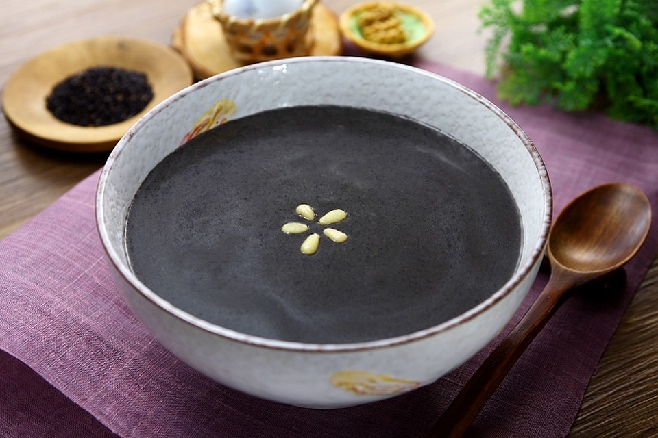 Каша готовится из измельченного кунжутного семени и риса