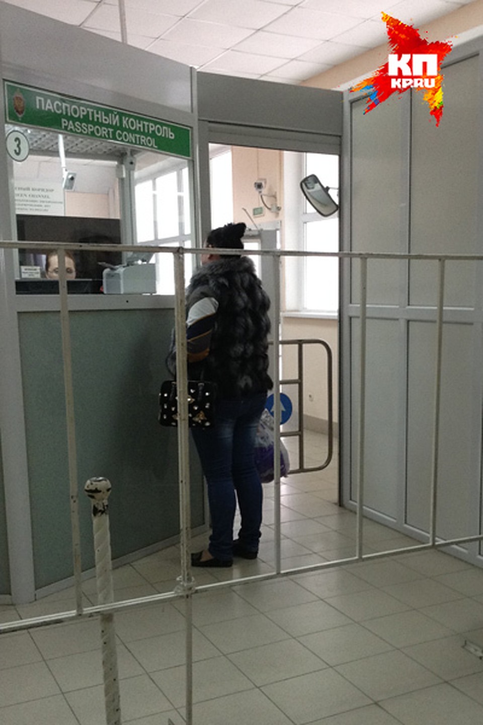 Хотя теоретически таможенный контроль убрали, фактически документы проверяют тольо в порту Кавказ Фото: Ольга СУХОВА