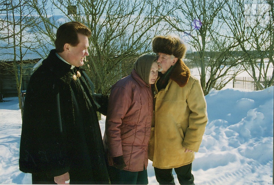 - Ушаччина, деревня Волчо, март 2005-го. Вместе с ксендзом Владиславом Завальнюком и сестрой Василя Быкова Валентиной Владимировной.