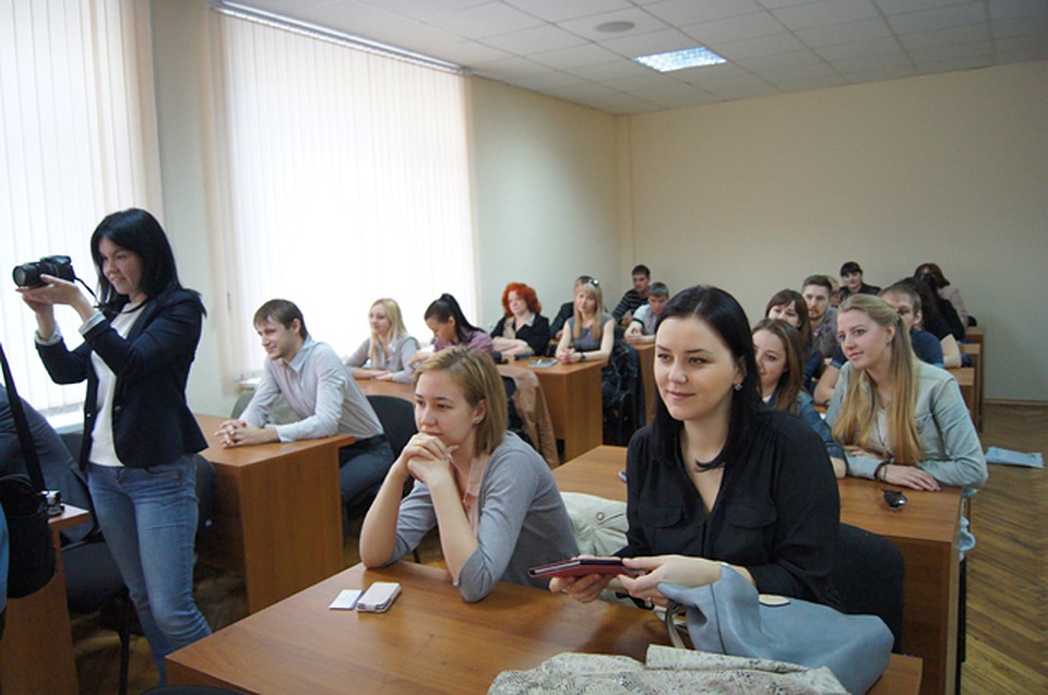 Студенческая аудитория вся во внимании