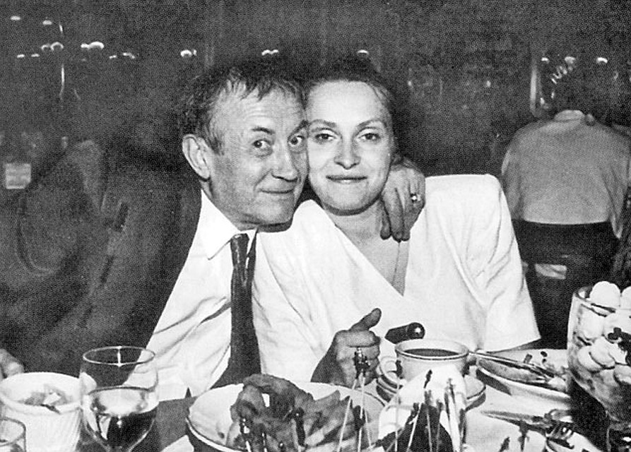 Счастливые новобрачные. Евгений Евтушенко и его Маша за свадебным столом. 31 декабря 1986 года.