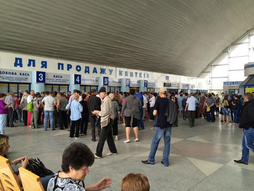 Очередь на вокзале Луганска