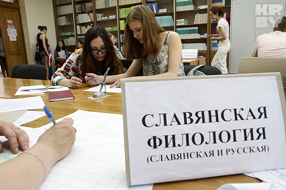 Подружки-одноклассницы поступают на филфак, и вступительная кампания для них пока не окончена. Фото: Павел МАРТИНЧИК