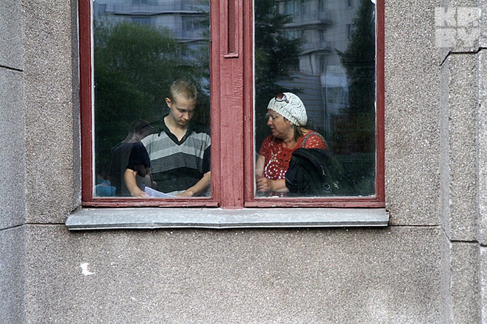 Многие родители отпросились с работы, чтобы в ответственный день быть вместе с ребенком. Фото: Павел МАРТИНЧИК