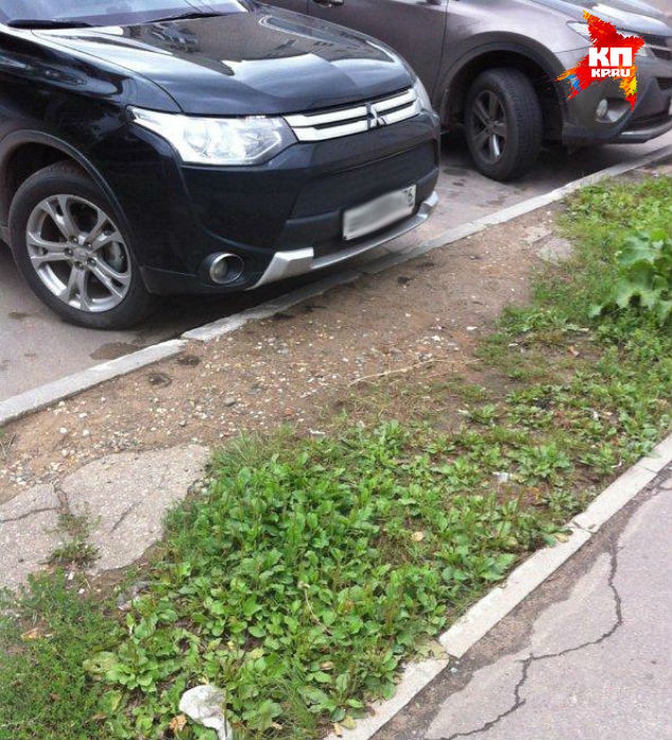 Говорят, "рабочие" даже успели покрасить часть бордюра (под колесами авто) . Фото: Александра ИВАНОВА.