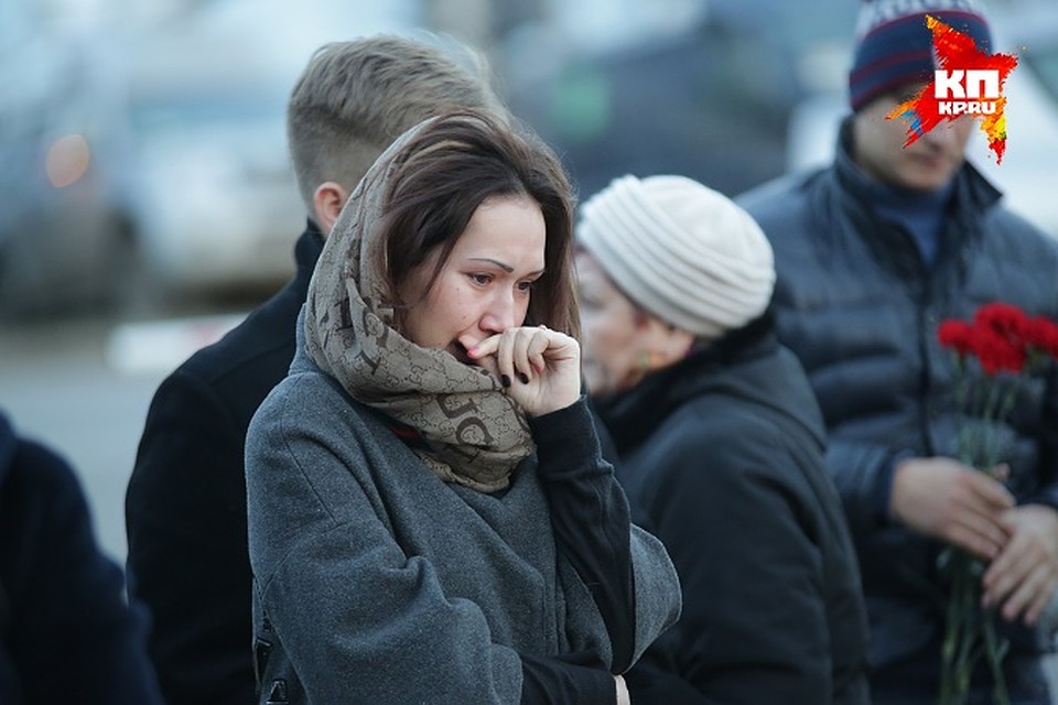 Люди, увидившие своих родственников в списках погибших, все равно не могли поверить. Фото: Александр ЭШКИНИН