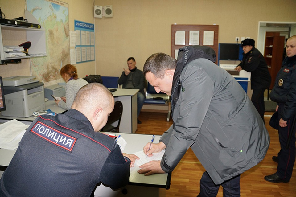 Едва борт приземлился в Толмачево, как народного избранника вместе с летевшим с ним компаньоном люди в форме сопроводили в отделение полиции. Фото предоставлено УТ МВД РФ по СФО