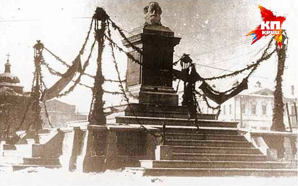 А после статуи Свободы на царском пьедестале поселилась голова Карла Маркса. ФОТО: Музей истории Екатеринбурга