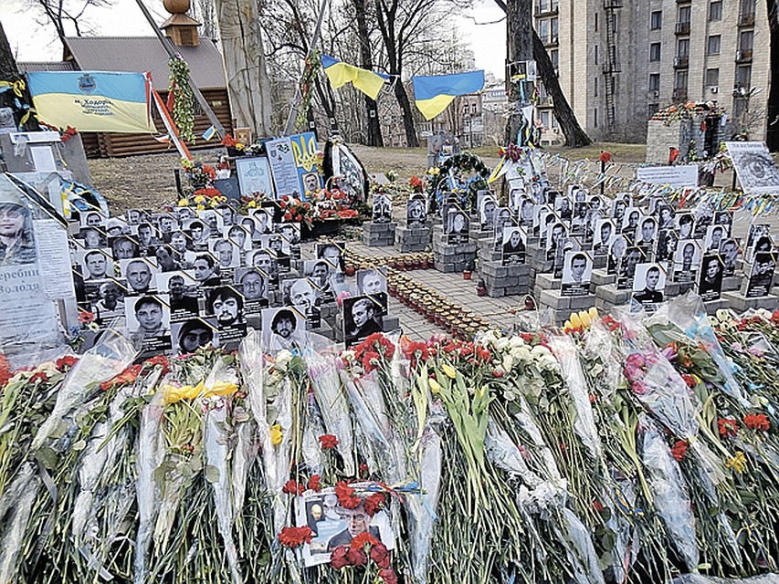 Центр Киева превратился в смесь помойки и кладбища. Фото: Сергей ПОНОМАРЕВ