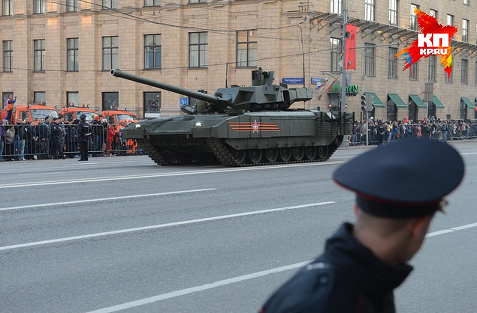 На боевую технику собрались посмотреть тысячи москвичей и туристов Фото: РИА Новости