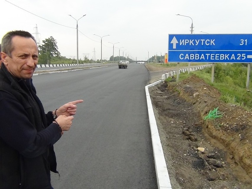 Попков на следственном эксперименте показывает место, куда увозил жертв. Фото: СУ СК по СФО