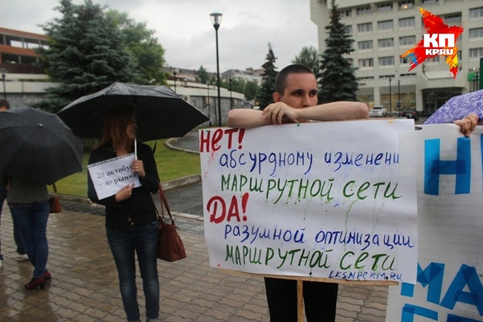 Даже проливной дождь не испугал митингующих. Фото: Вадим МИХАЙЛОВ