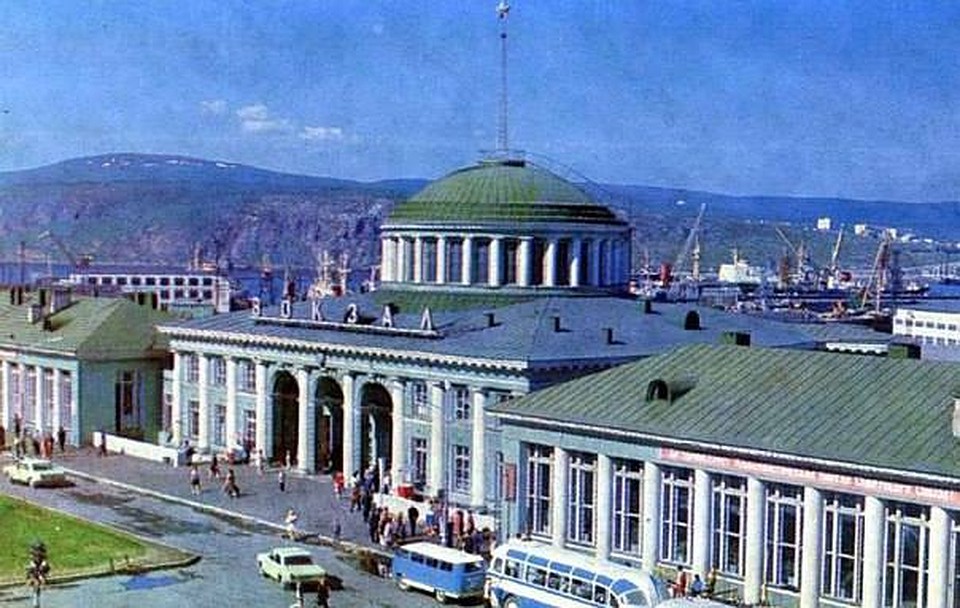 На своей страничке в Фейсбук актер Александр Домогаров разместил советскую карточку с мурманским вокзалом.