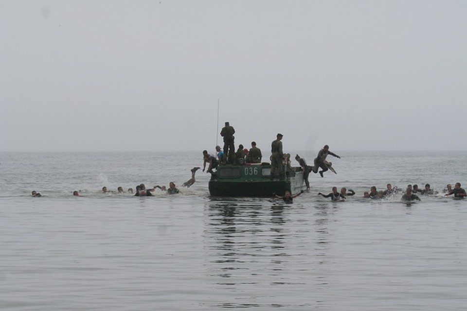 Команда: "Десант пошел!" - и вы уже в воде Фото: Олеся КУВАТОВА