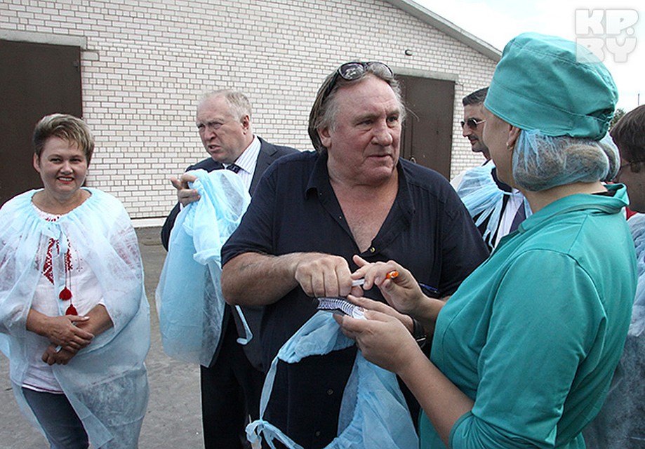 Депардье с удовольствием раздавал всем автографы. Фото: Леонид ПОЗНЯК