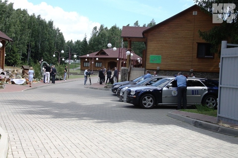 Знаменитого актера охранял наряд милиции. Фото: Леонид ПОЗНЯК