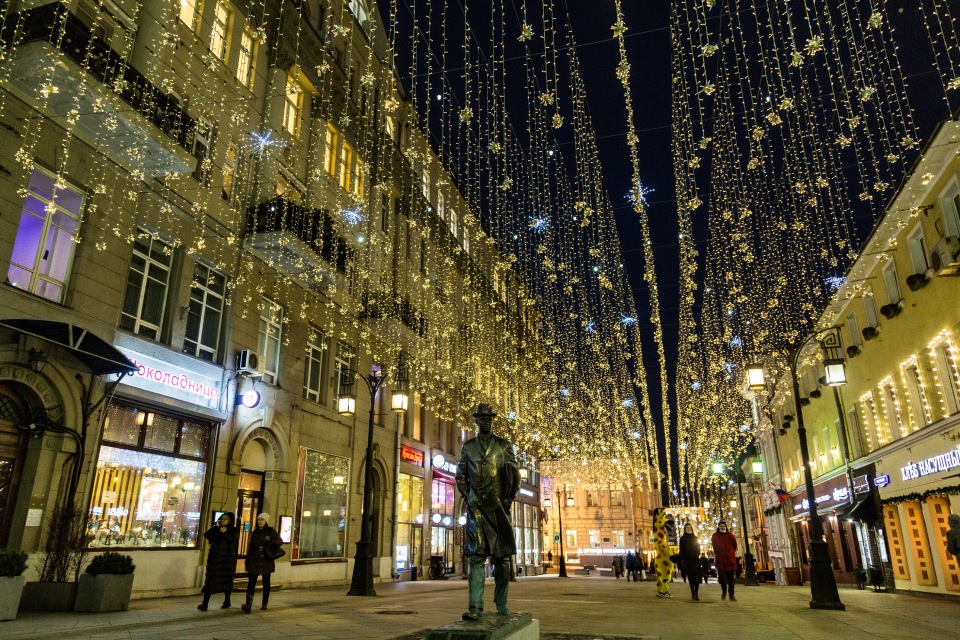 «Звездное небо» в центре Москвы к Новому году: Вместо бабочек сверкают снежинки и медузы