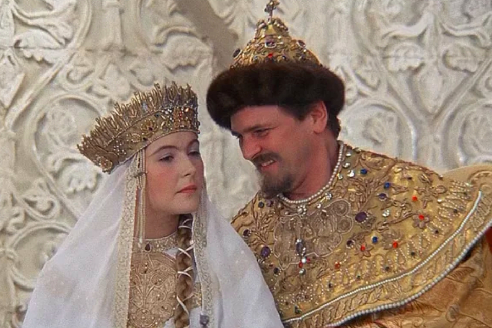 «Марфа Васильевна я»: Перед съемками «Иван Васильевич меняет профессию» Нину Маслову избил муж