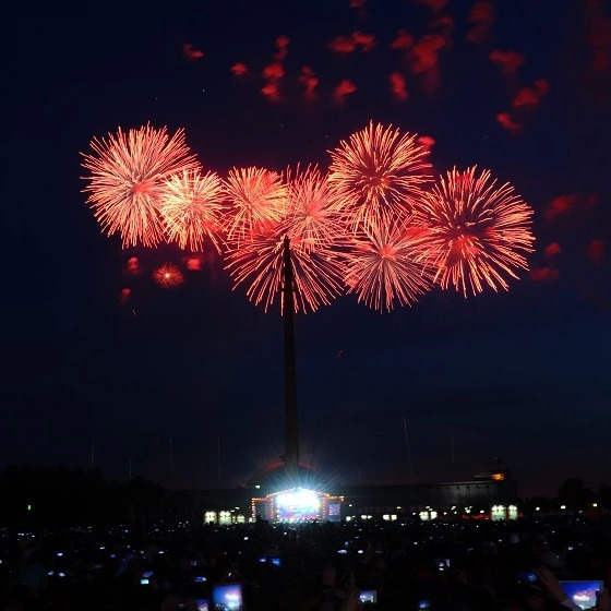 Салют на День пограничника в Москве: прямая онлайн-трансляция