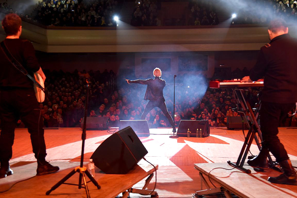 Певец SHAMAN выступил в Мариуполе и Луганске