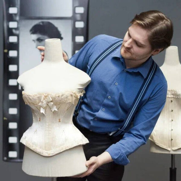 Лекция «Корсет в женском костюме XIX века»