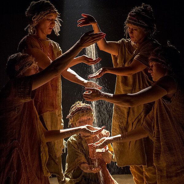 Спектакль «Земля» в театре Елены Камбуровой