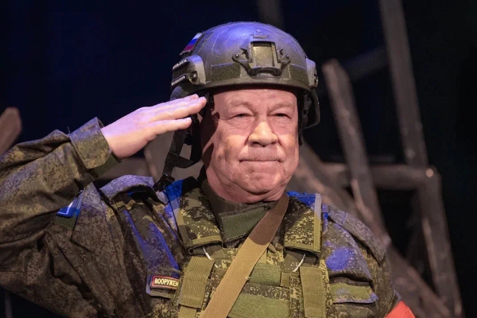 Рецензия на спектакль «Данькина Каска» (2025) в Театре Российской Армии: чем цепляет постановка о современных героях