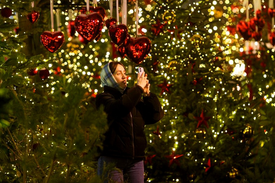 Гигантские елочные шары, ажурные арки и полярные медведи: кадры сияющей столицы