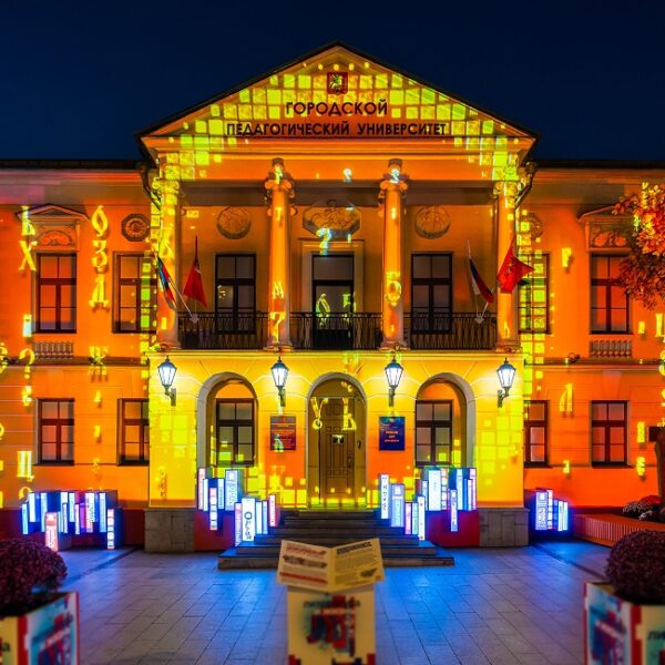 Световое шоу на здании МГПУ