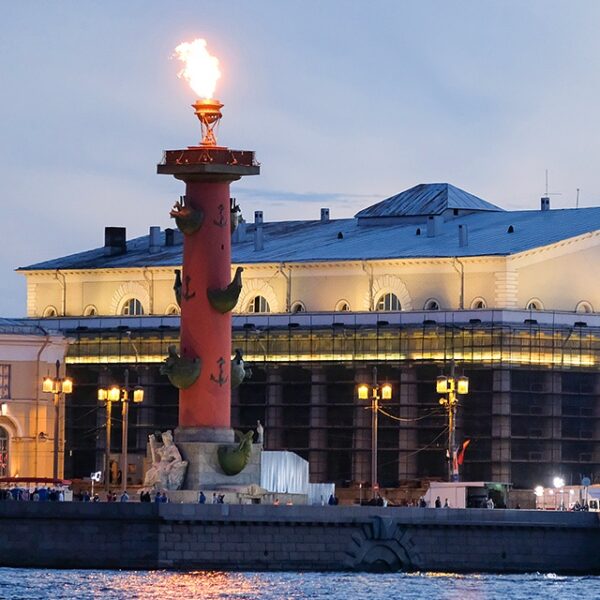 Зажжение факелов на Ростральных колоннах