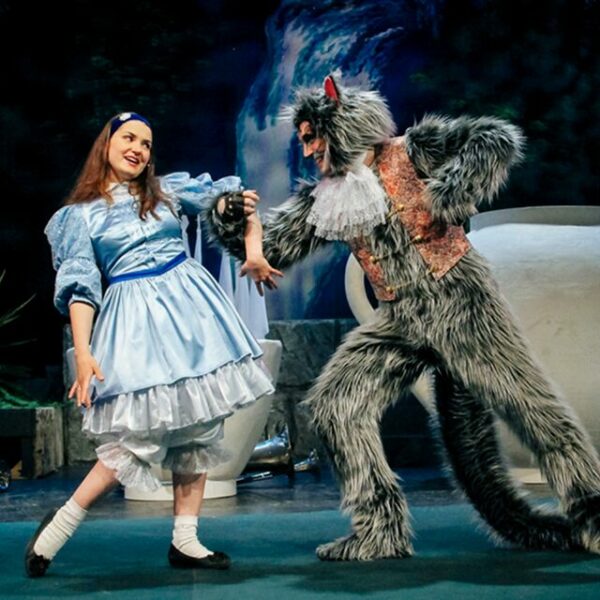 Спектакль «Алиса в стране чудес»