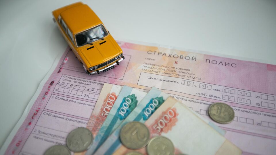 Полис ОСАГО нужно оформить до регистрации автомобиля в ГИБДД. Фото: Tati Tata / Shutterstock / Fotodom
