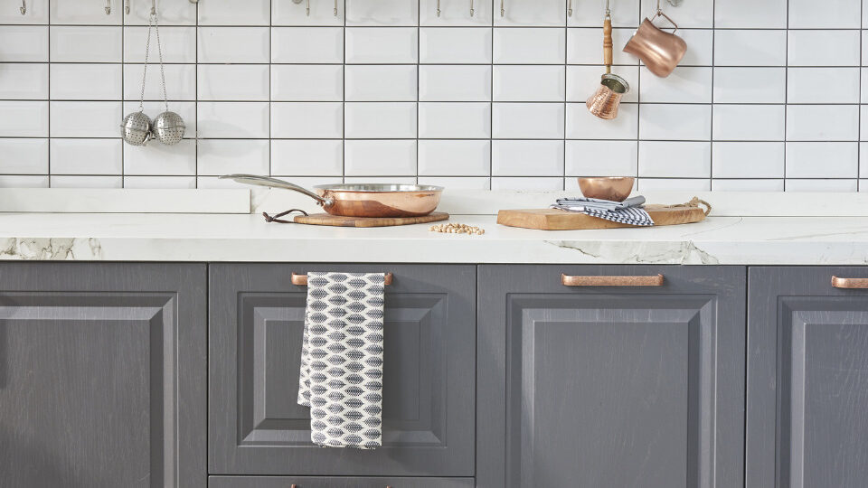 Кухонную мойку можно подобрать в тон столешнице или сыграть на контрасте. Фото: united photo studio / Shutterstock / Fotodom