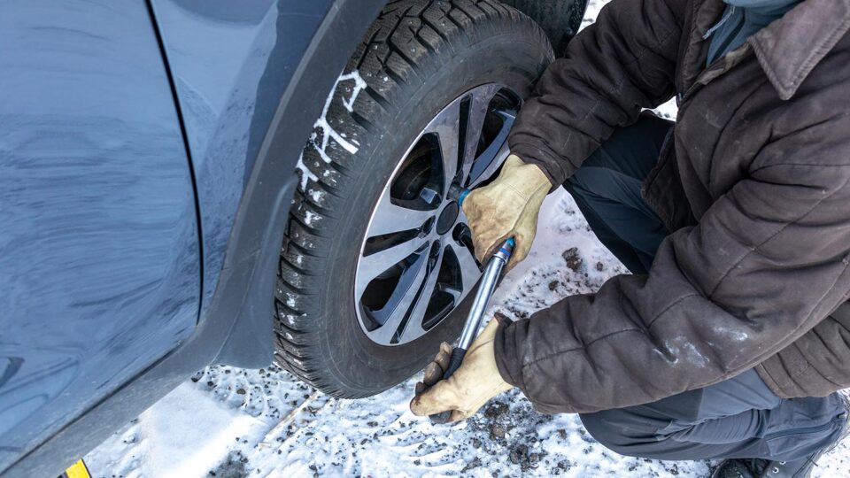 Самостоятельная замена колес. Фото: AKrikov / Shutterstock / Fotodom