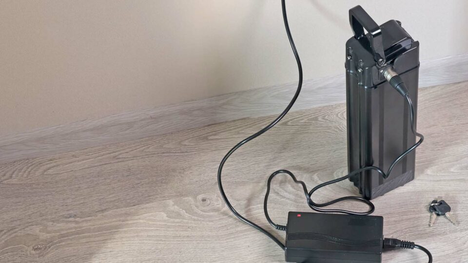 Батарея электробайка заряжается от обычной сети. Фото: CartoonFotoVid / Shutterstock / Fotodom