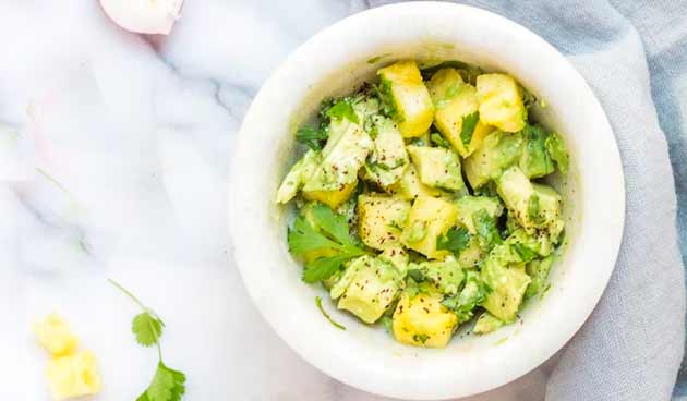 Салат из курицы с ананасами