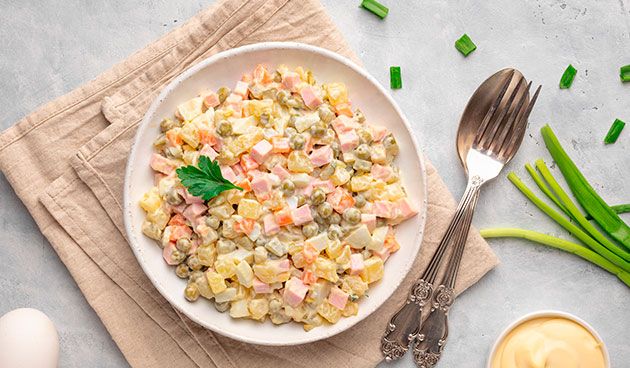 Оливье с колбасой и зеленым горошком