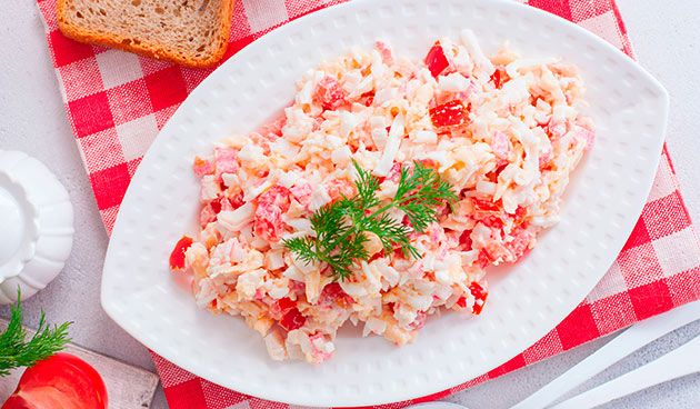 Сытный крабовый салат
