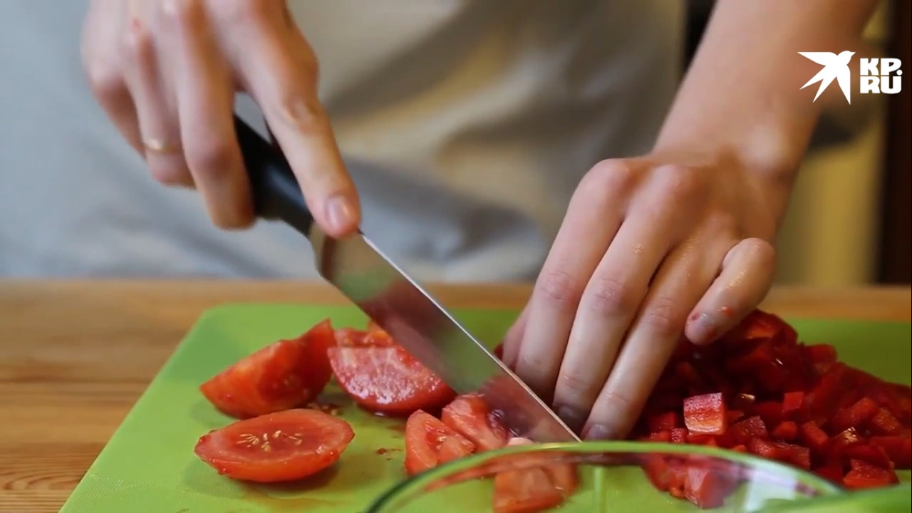 Нарезаем помидоры и перец
