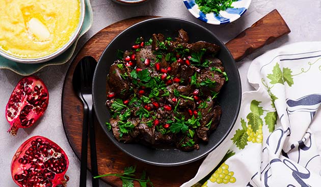 Куриная печень в гранатовом соусе с грецкими орехами