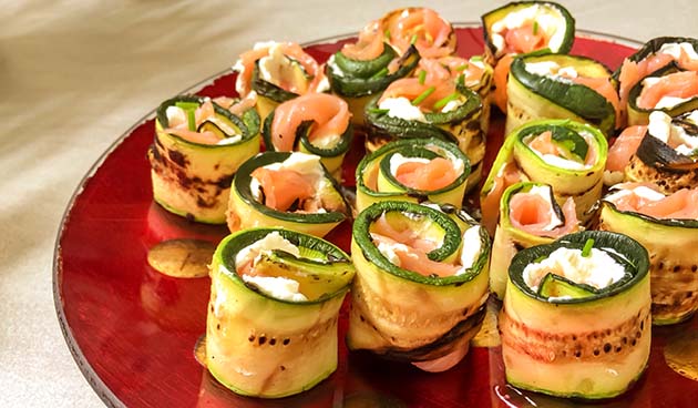 Рулетики из цукини с творожным сыром и лососем