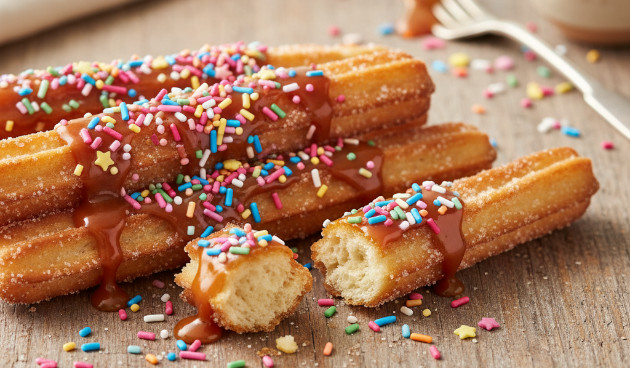 Сладкие палочки в карамели с яркой посыпкой