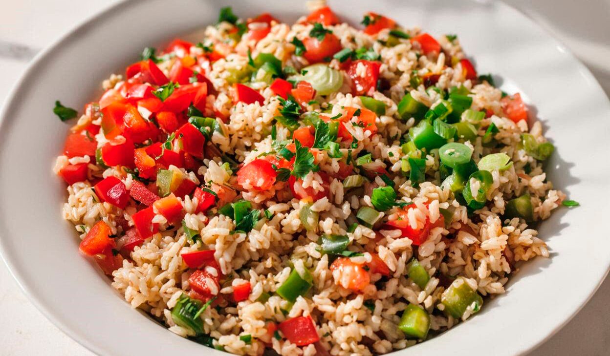 Салат из бурого риса с овощами