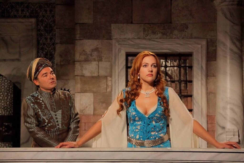 Мерьем Узерли выложила черно-белые фото с новой фотосессии