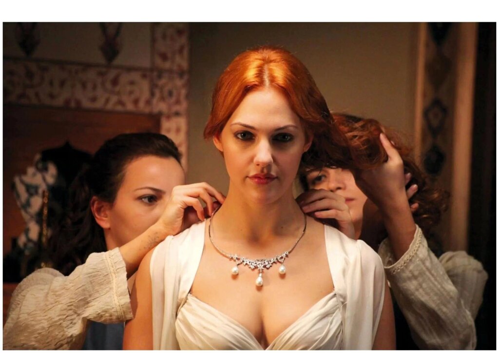 Мерьем Узерли шокировала поклонников своей детской фотографией