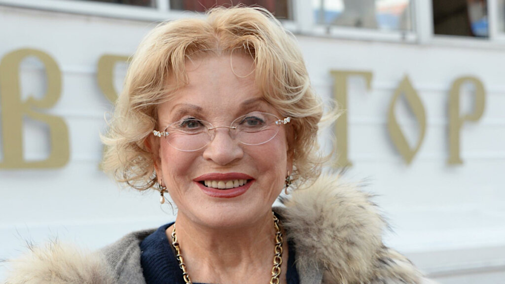 Отреклась от дочери, похоронила мужа, попадала в скандалы: как живет Людмила Максакова