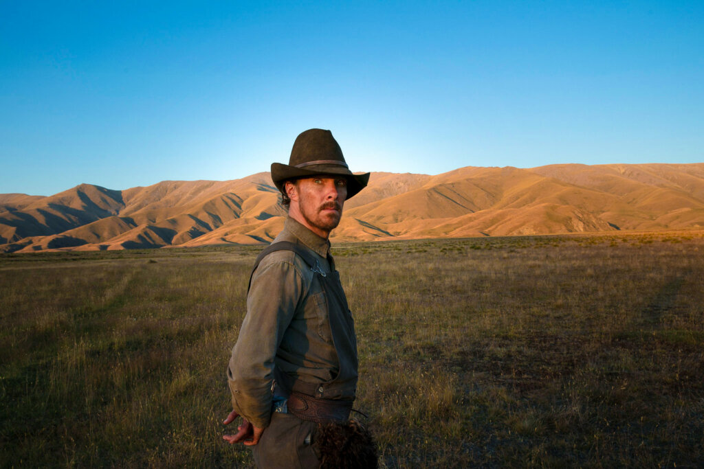 Звезда «Шерлока» назвал ошибкой съемки в образе небинарной модели в «Образцовом самце»